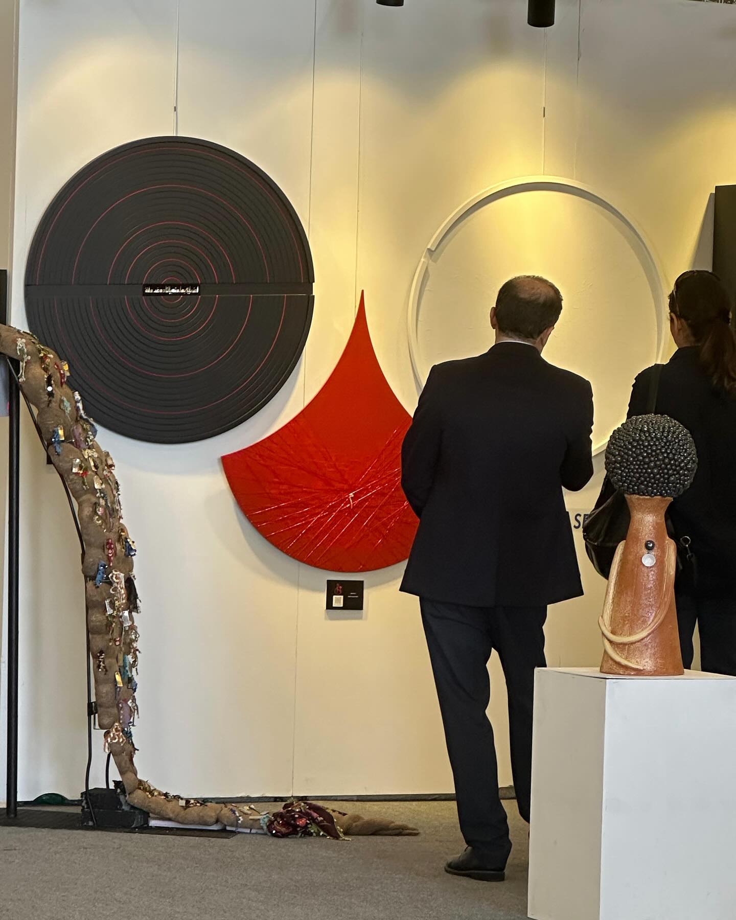 Artcontact İstanbul stand duvarı: spiral disk, kızıl yelken formu ve takı enstalasyonu