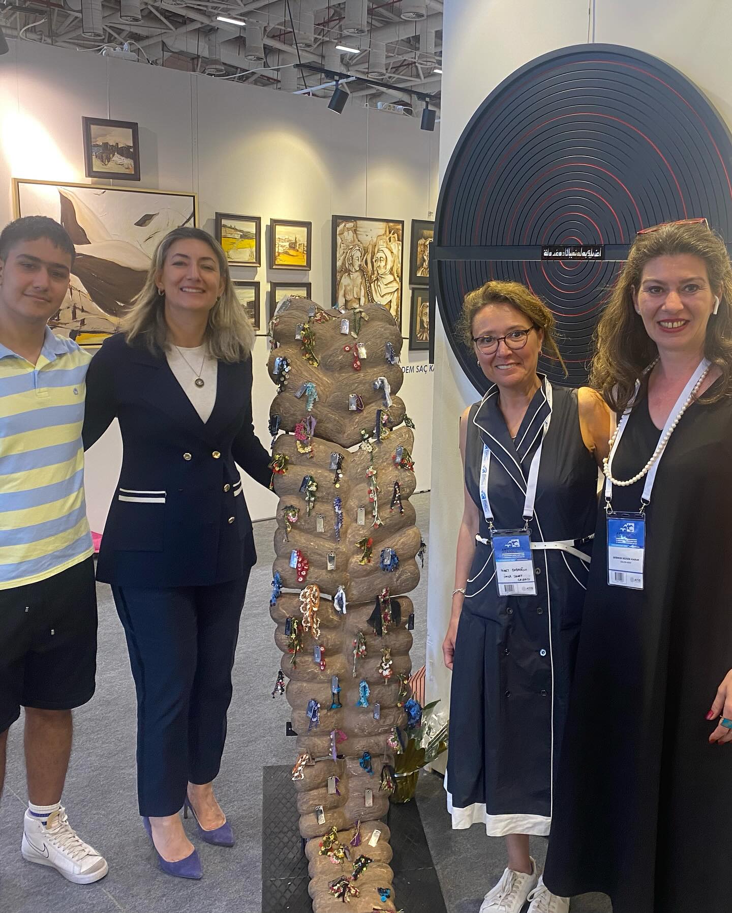 Ziyaretçi, takı-totem heykelin detaylarını incelerken