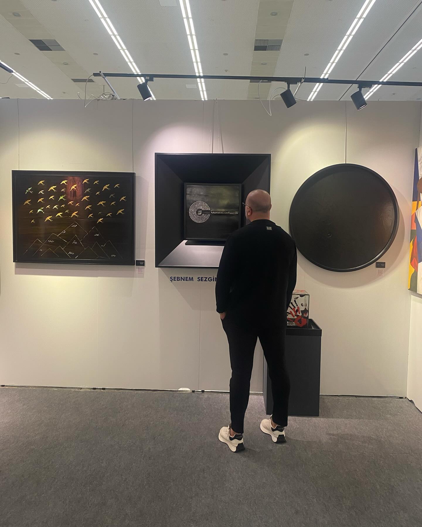Artnova Sanat Fuarı standı: sedef kakma panolar ve Hiç eseri bir arada